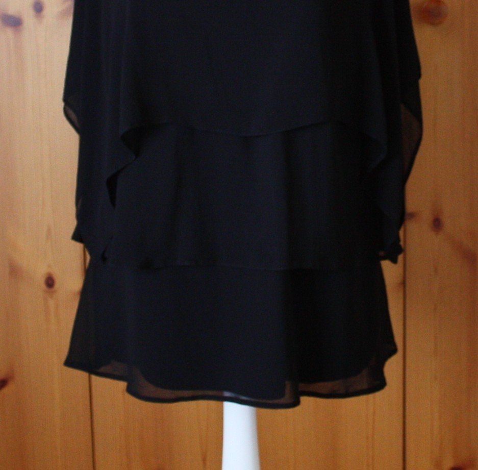 Camicette: Bluse Kurzarm C & A schwarz Gr. 44-46 – Usato da Flüelen venduto da Diversicum-Curvy 2