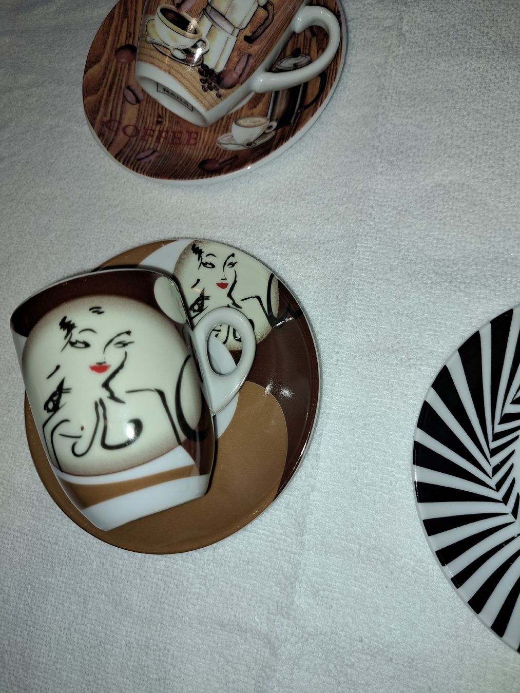 Tazze: 4er Set Espressotassen mit Unterteller, Master. Neu. – Nuovo (secondo la descrizione) da Kölliken venduto da Upcycling-by-Mc-TAM 2