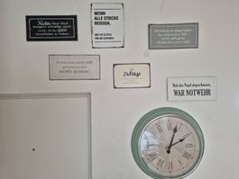 Blechschilder und Wanduhr