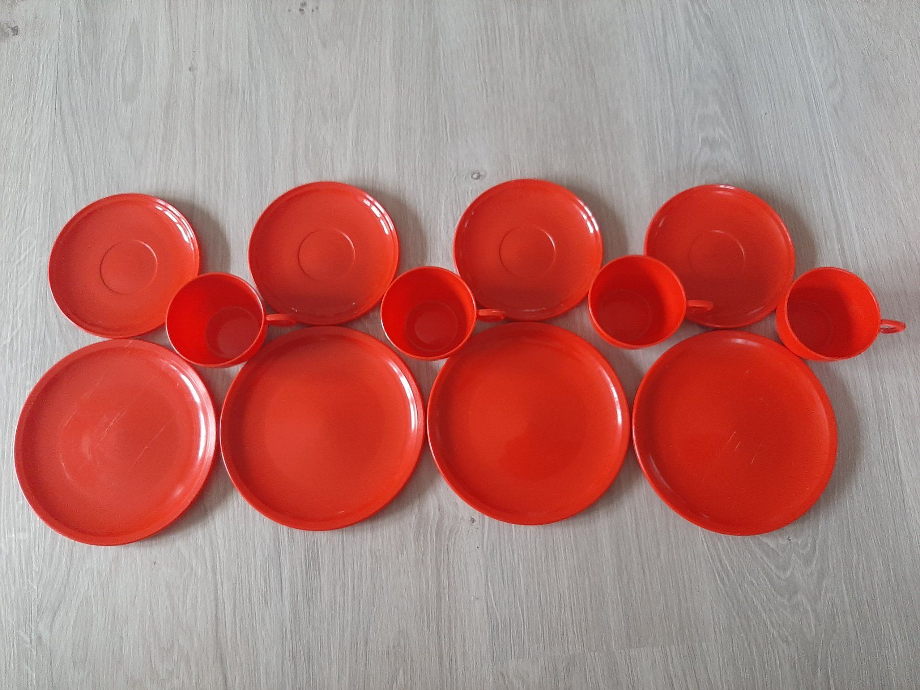 Geschirrsets: Space Age 60er 70er Vintage Oldtimer Camping Picknick Set – Gebraucht aus Erschwil von Karabella 9