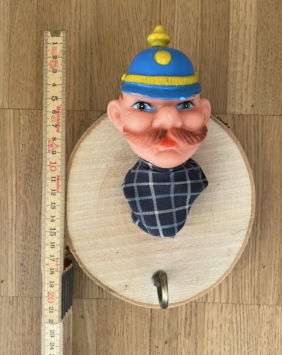 Guardaroba: Garderobe mit Kasperli Figur – Usato da Zürich venduto da Refereefair 3