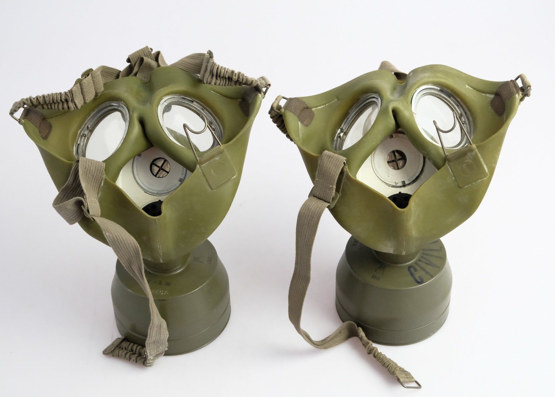 Ausrüstung & Ersatzteile: Zwei Schweizer Armee Gasmasken – Gebraucht aus Volketswil von  3
