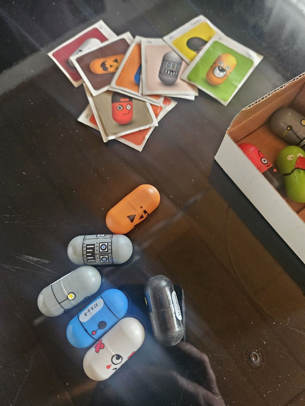 Giocattoli: Kapseln Figuren Set mit Karten gute Sammlung Jumping Beans – Usato da St. Gallen venduto da Cocos_Ricardo 2