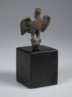 Kleine Adler Skulptur Bronze auf Steinsockel