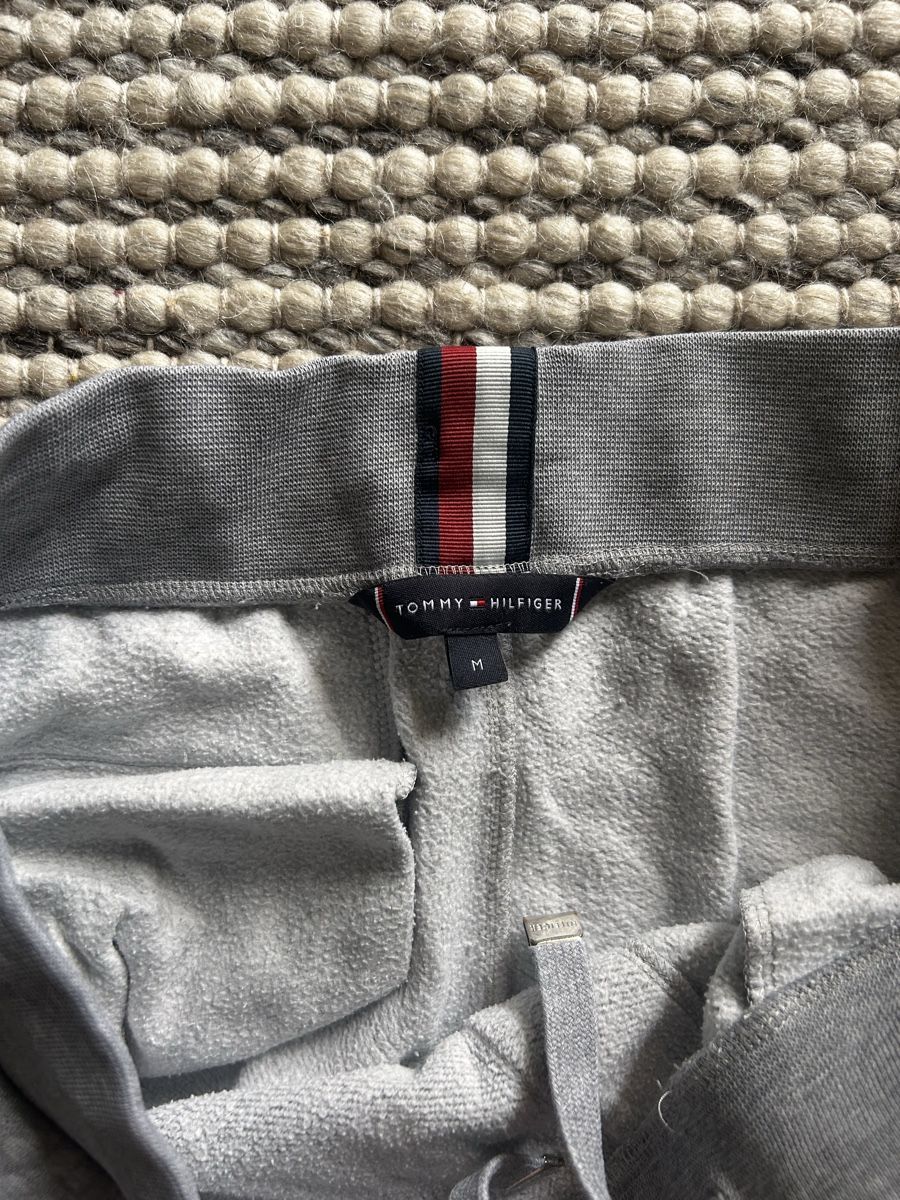 Tommy Hilfiger Pantaloni: Tommy Hilfiger Jogginghose grau – Usato da Teufen ZH venduto da jas_8yhh 1
