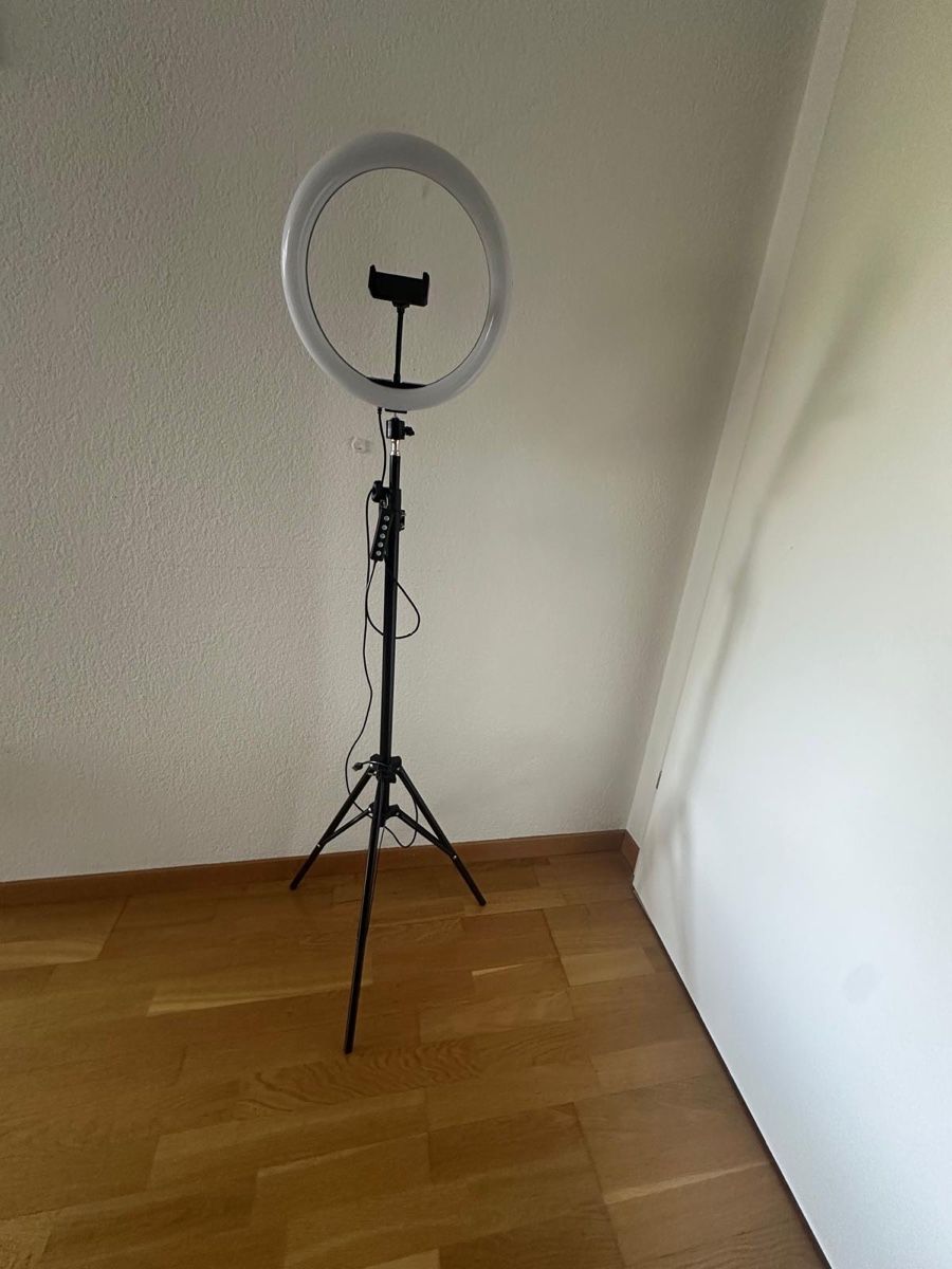Treppiedi & Teste: LED Ring Light mit Stativ und Handyhalterung gebraucht – Usato da Moosseedorf venduto da ram_c65w