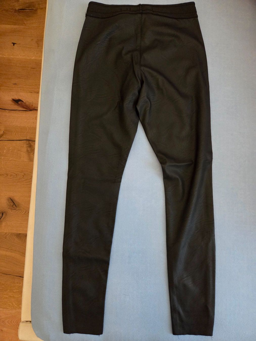 Leggings: Kunstlederleggings von Vero Moda – Nuovo e nell'imballaggio originale da Emmen venduto da GrabandGo 1