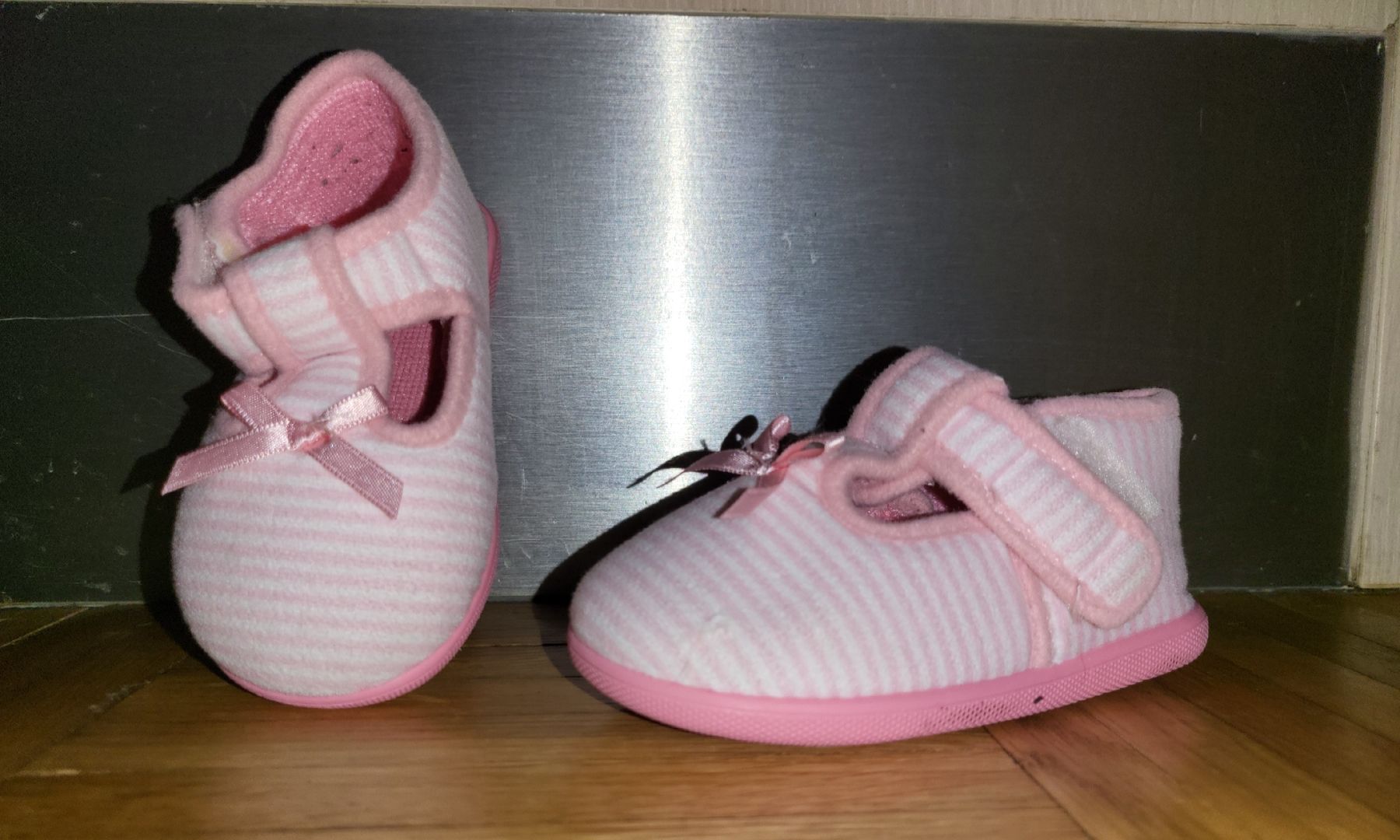 Scarpe per ragazze: Chaussons roses rayés pour bébé fille – Usato da Versoix venduto da Dragi1201