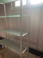 Regal aus Aluminium mit 6  Ablage aus satinierte Glas