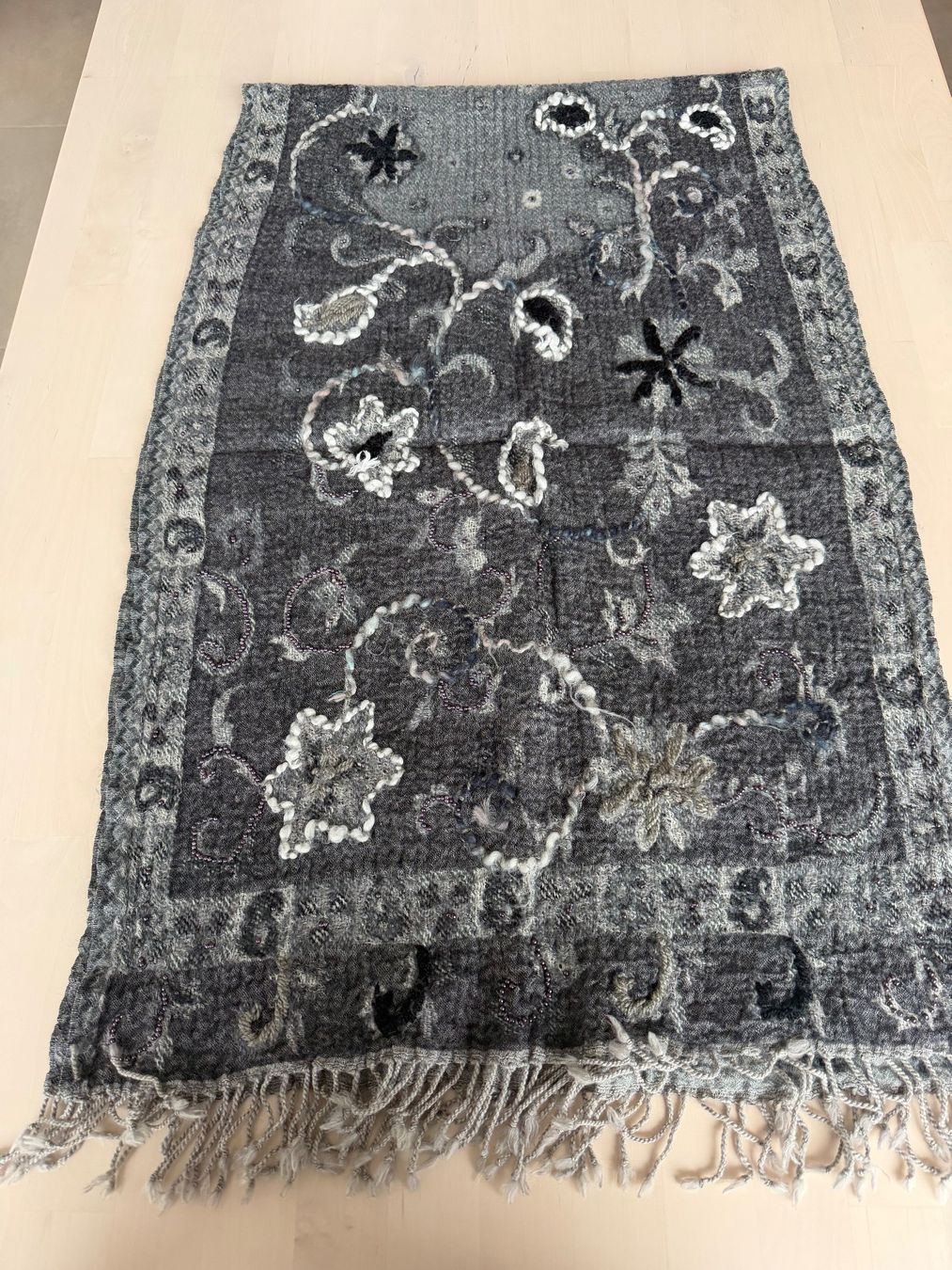 Foulard & Sciarpe: Warmer Winter Schal, Grau mit Blumenmuster – Nuovo (secondo la descrizione) da Glattpark(Opfikon) venduto da infinite_bags101 2