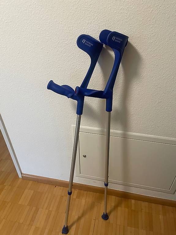 Attrezzature mediche: Unterarmkrücken – Usato da Binningen venduto da SimoneMinimalism 1