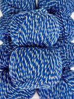Strickwolle 10 Knäuel Farbverlauf Blau weiss