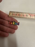 "Be kind" Regenbogen Pin Anstecker Gold neu
