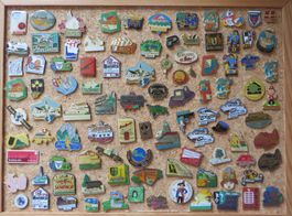 PIN, SAMMLUNG VON ÜBER 100 SCHÖNEN PINS AUF KORKWAND