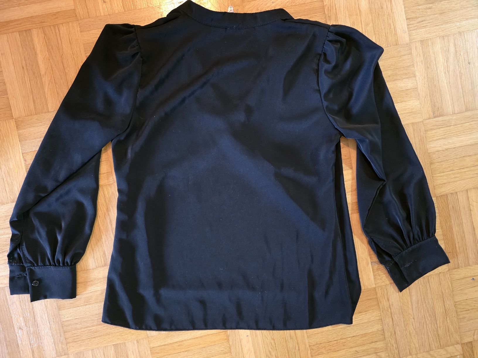 Camicette: Elegante, schwarze Bluse mit V-Ausschnitt, Grösse L – Usato da Horw venduto da Zedy01 1
