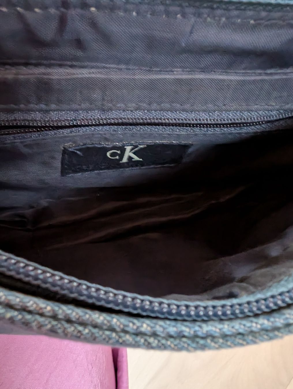 Calvin Klein Borse da donna: Schicke Calvin Klein Umhängetasche – Usato da Meiringen venduto da kaufhie 2