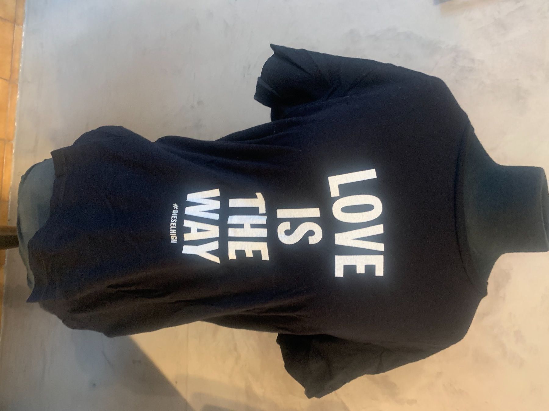 Diesel T-Shirts: T-shirt Taille M Diesel – Gebraucht aus Veyrier von kimedovapa 1