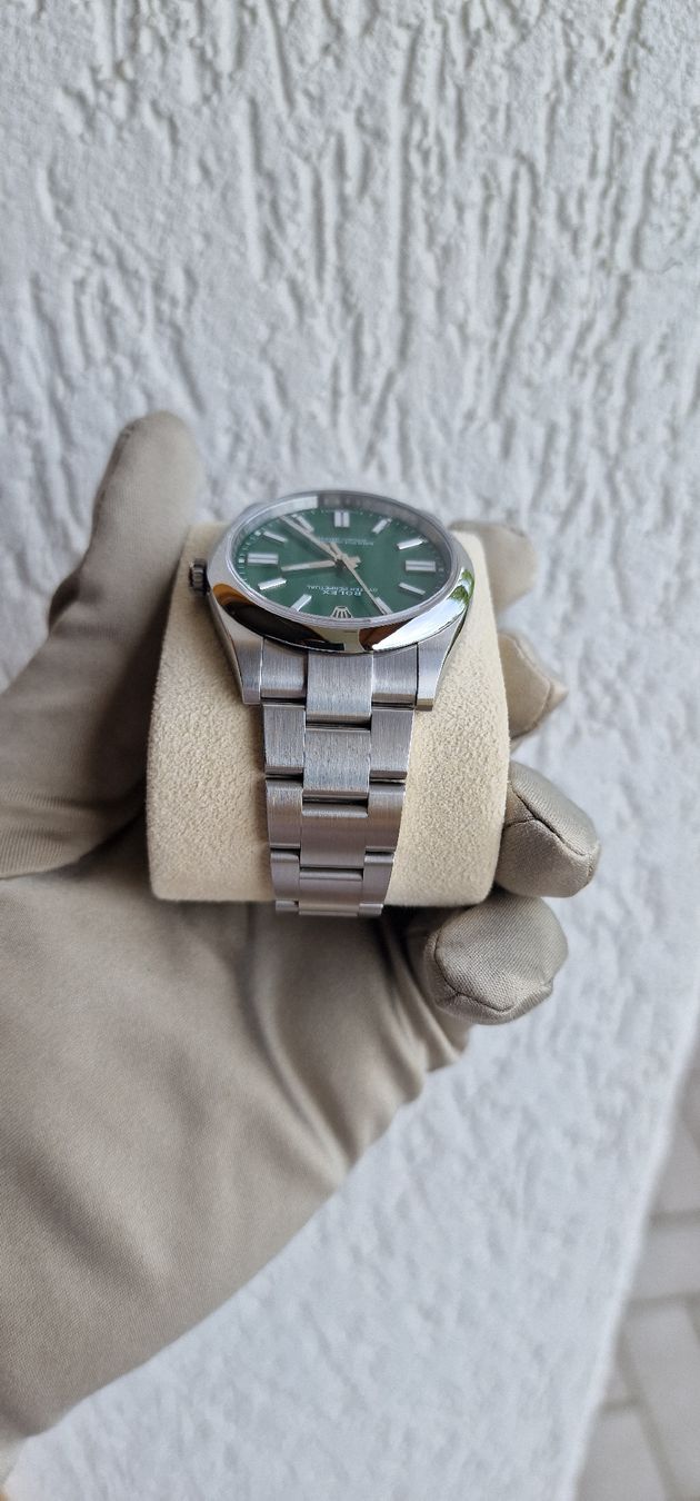 Rolex Orologi: Rolex Oyster Perpetual 41 vert 124300 - Set Complet Garantie – Nuovo (secondo la descrizione) da Vernier venduto da dyl_8v8k 4