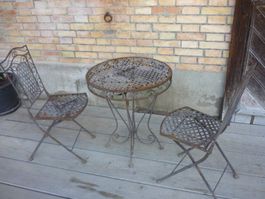 Antiker schmiedeeiserner Gartentisch mit 2 Klapp Stühlen