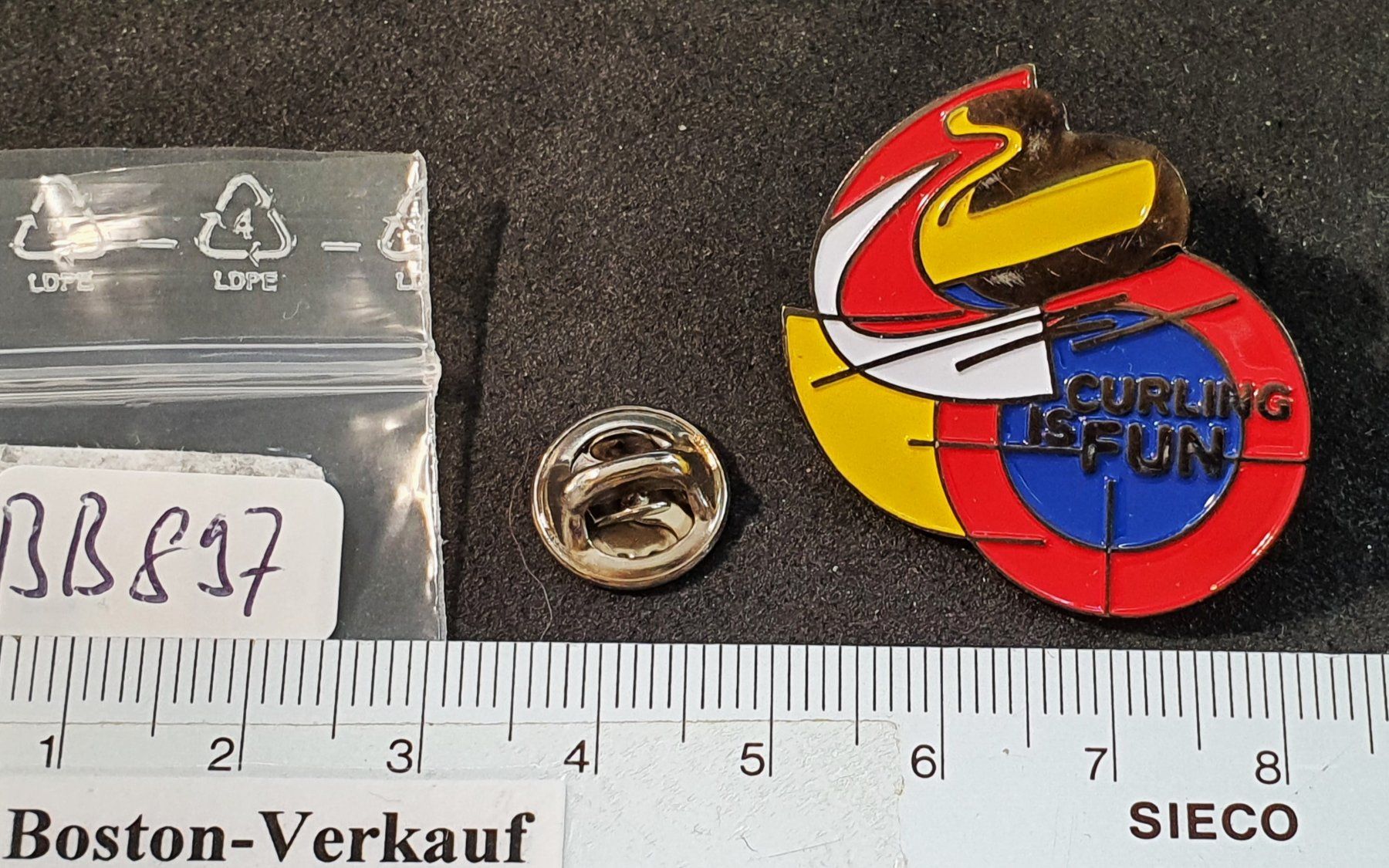 Placchette & Badge: BB897 - Pin CURLING IS FUN – Usato da Reinach BL venduto da Boston-Verkauf 1