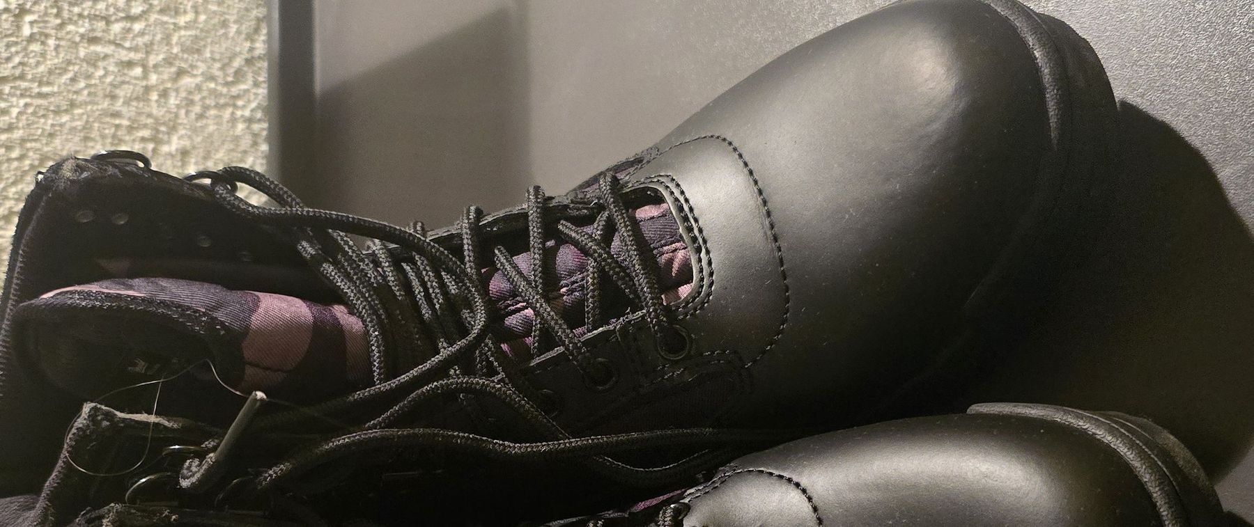 Scarpe da uomo: Boots black with purple pattern used condition – Usato da Lausanne venduto da b_r_6z5f