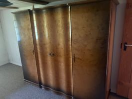 Antiker Kleiderschrank in gutem Zustand