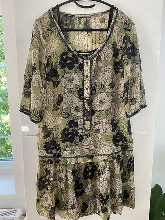 Neuwertiges Kleid mit Unterrock Gr 36
