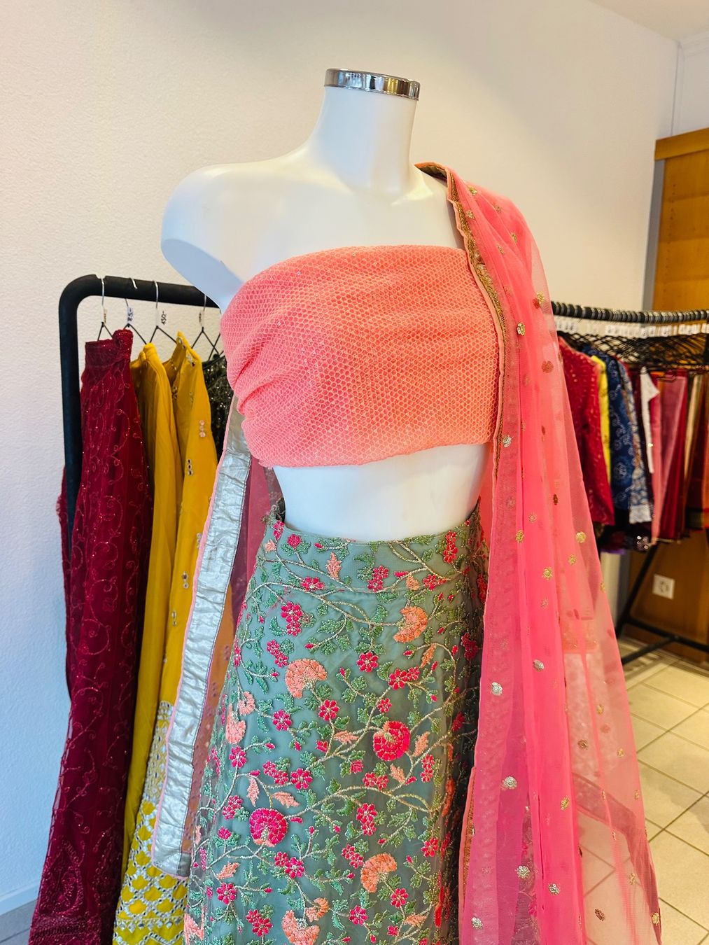 Vestiti: Elegantes Lehenga Choli Set – Nuovo e nell'imballaggio originale da Burgdorf venduto da LittleNora 2