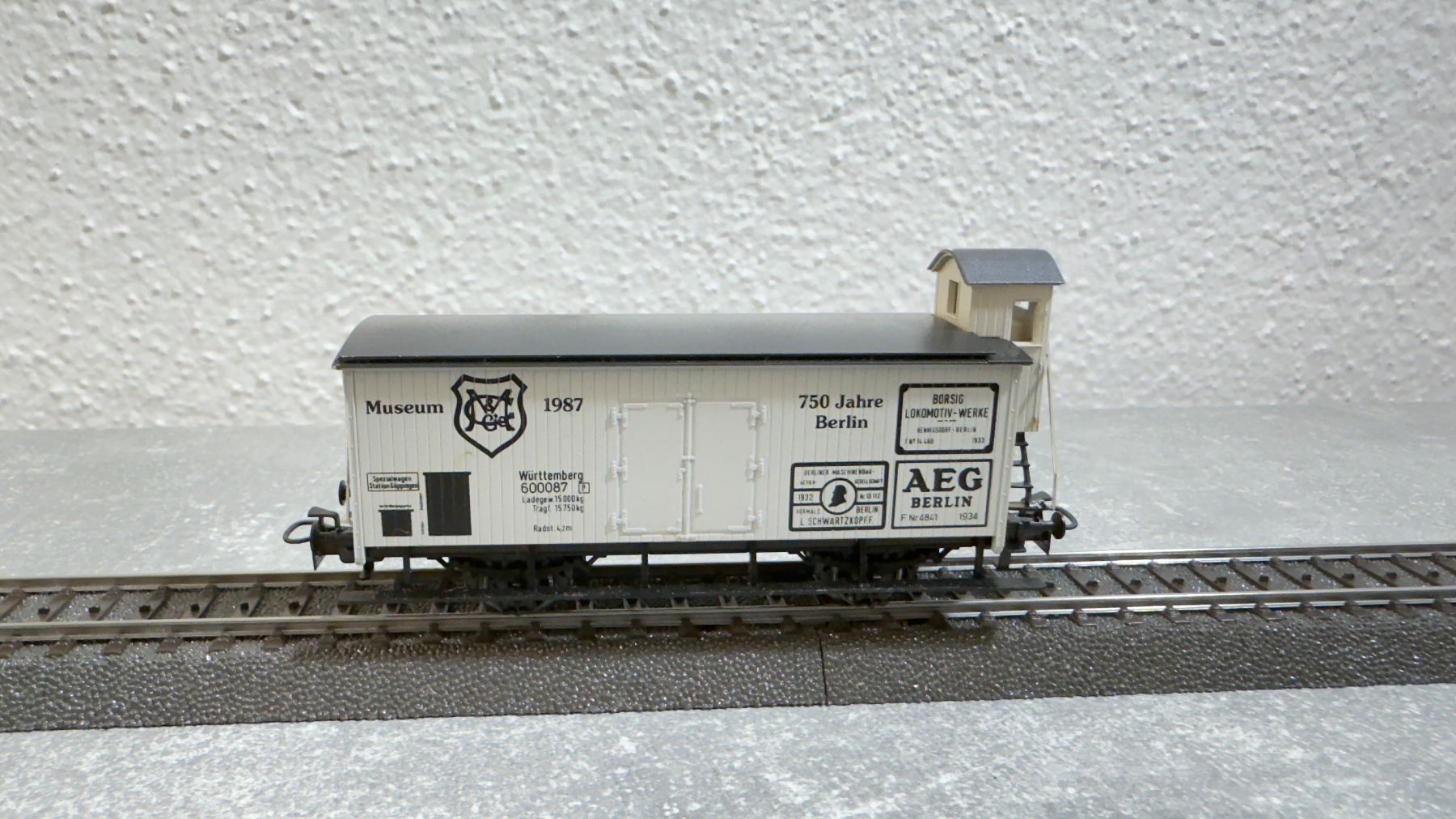 Märklin Modellini di ferrovie: Märklin Güterwagen mit AEG Werbung H0 / AC – Usato da Windlach venduto da Kelebra 1