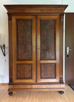 Antiker Nussbaum Kleiderschrank mit wunderschöner Maserung