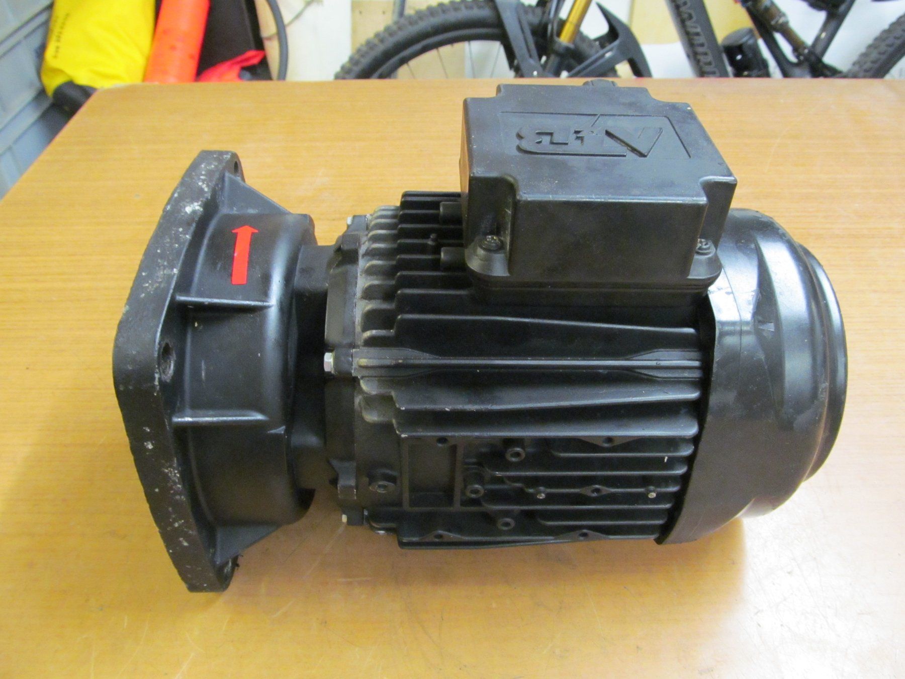 Motori: Elektromotor 400 Volt mit Flanschanschluss – Usato da Horgen venduto da C250