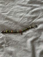 Bettelarmband mit bunten Glasperlen und Silber teile
