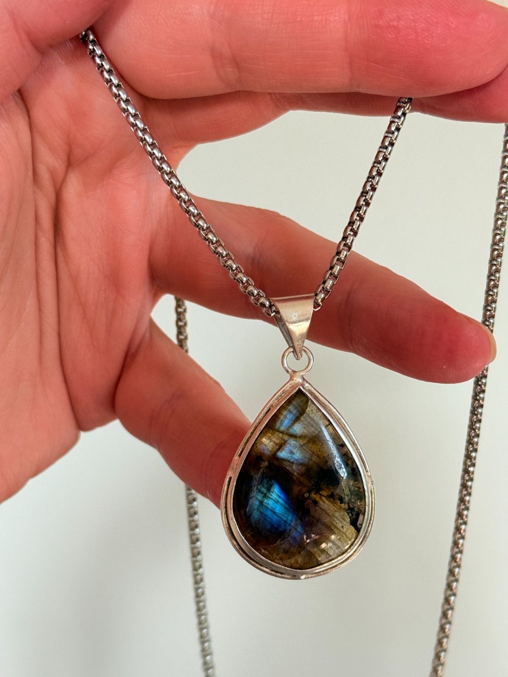 Catenine: Collier avec pendentif larme en labradorite – Nuovo e nell'imballaggio originale da Genève venduto da AGBERG