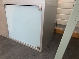 Praktischer Schrank mit Glastüre, Top Zustand!