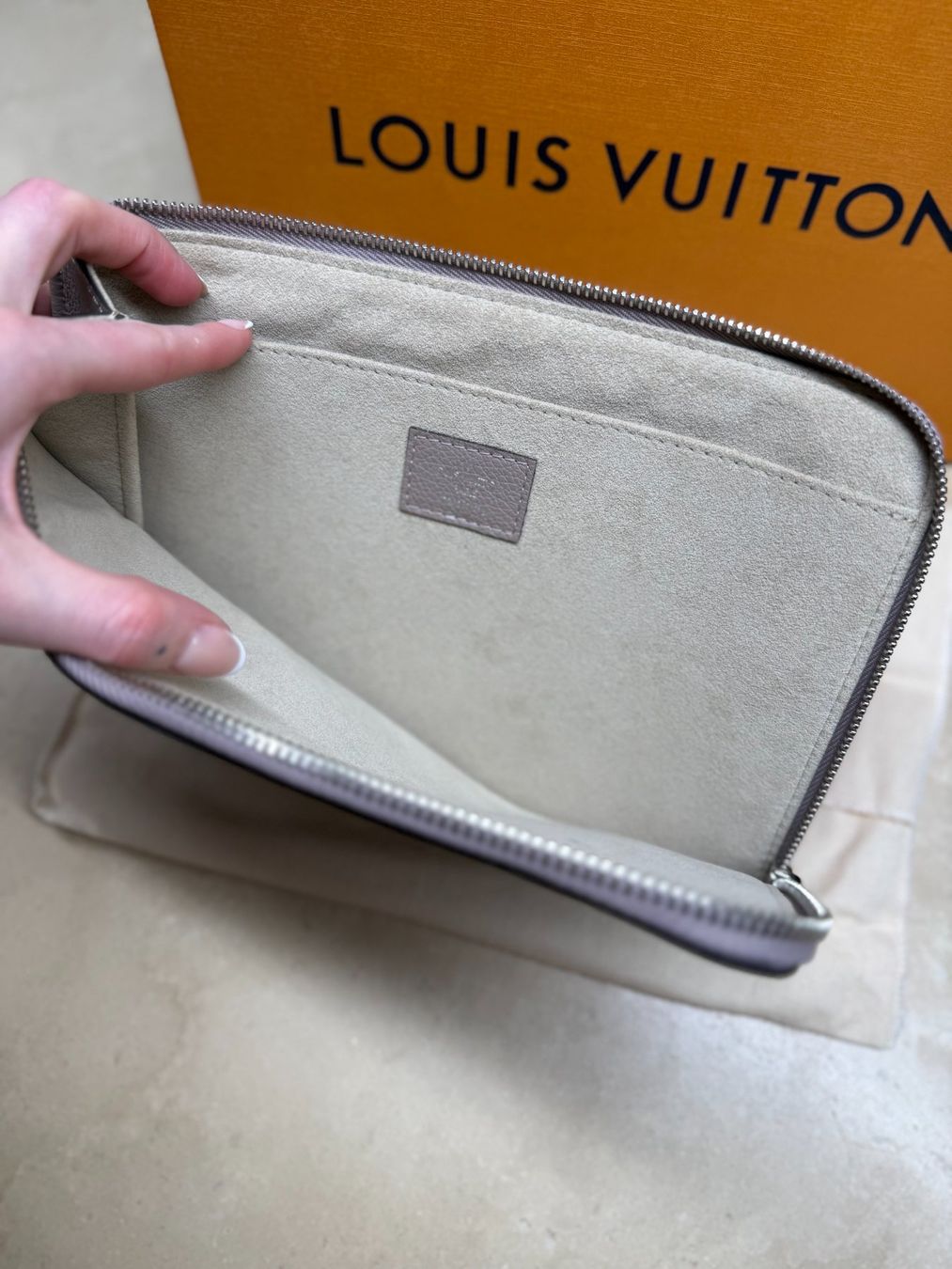 Louis Vuitton Borse da donna: Louis Vuitton Taupe Pochette Jour PM - Zip – Nuovo (secondo la descrizione) da Oberburg venduto da Cheysirius 3
