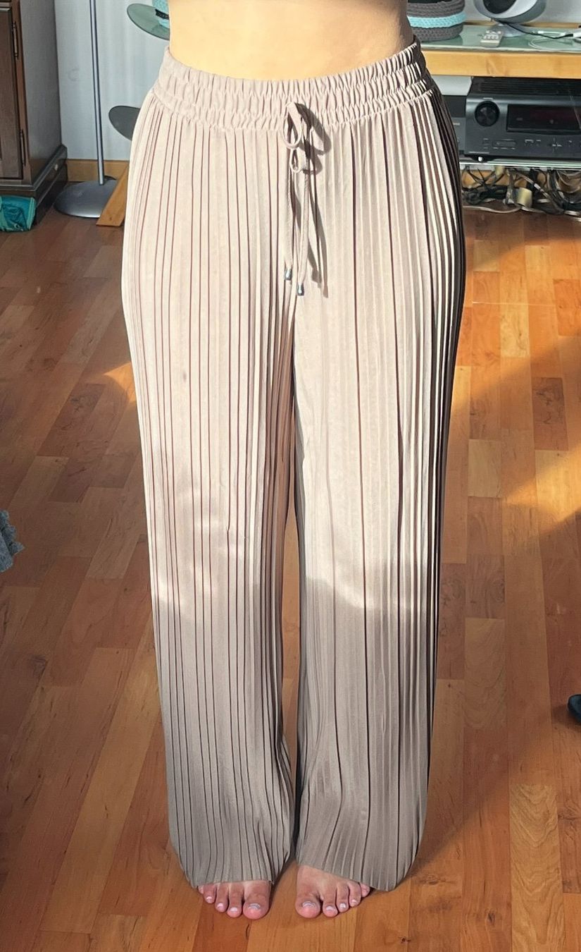 Pantaloni: Beige plissierte weite Hose – Usato da Seuzach venduto da anina.k