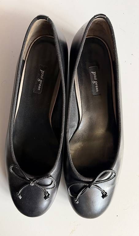 Scarpe da donna: Schwarze Leder-Ballerinas in 40 – Usato da Zumikon venduto da Fahrgaestin 4