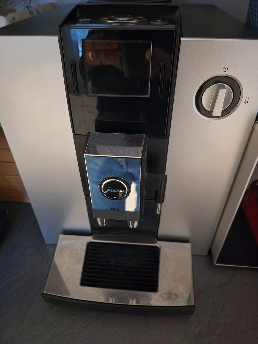 Jura Kaffeemaschinen & Espressomaschinen: Jura F909 – Gebraucht aus Solothurn von Uemit1980 1