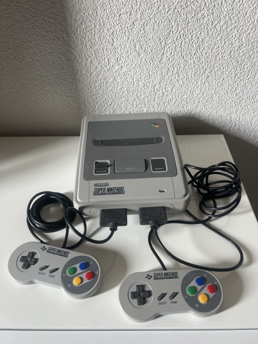 Nintendo Console: Super Nintendo SNES Konsole mit 2 Controllern – Usato da St.Ursen venduto da P.Carrel
