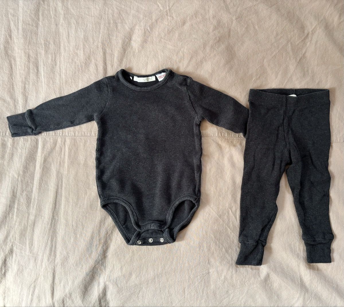 Zara Lotti & Set di vestiti: Body and leggins baby set 9-12 months – Usato da Villard-sur-Chamby venduto da kamila_1024