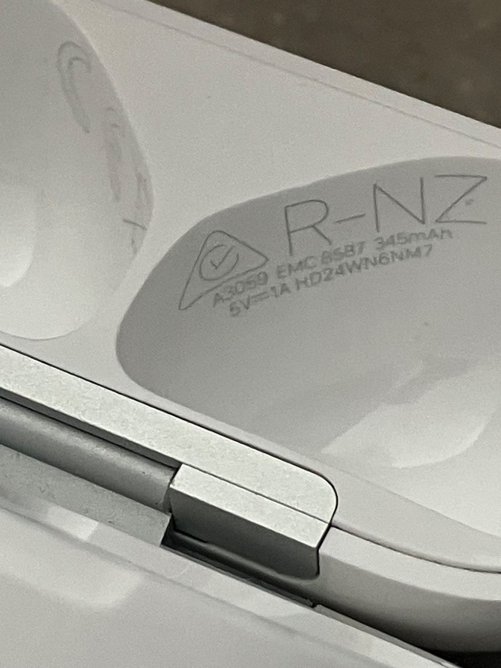 Apple Casques audio: APPLE AIRPODS 4 CASE ANC – D'occasion à Lausanne par mr.v 4