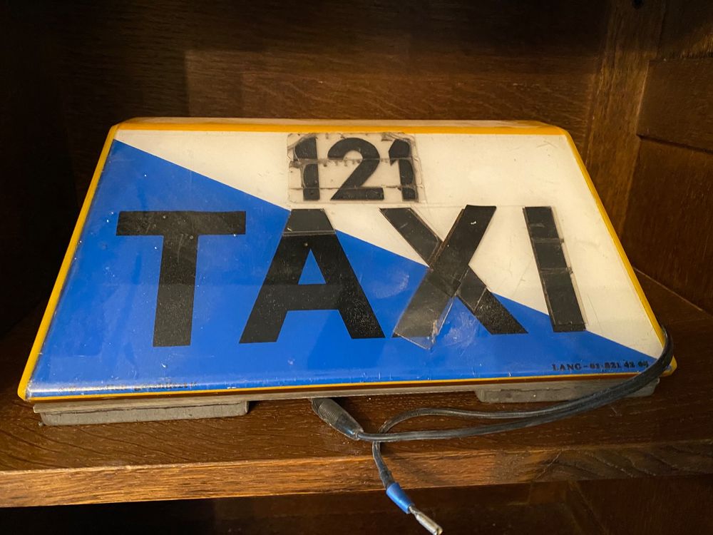 Taxi-flachdach-schild symbolsatz taxi-schild auf blauem hintergrund taxi- schild auf dem dach des autos