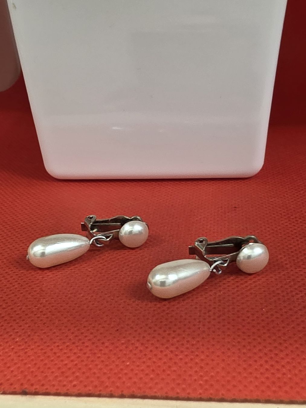 Ohrringe & -stecker: Ohrclips mit Perlen, Tropfenform, silberfarben – Gebraucht aus Herisau von Antiques.AR