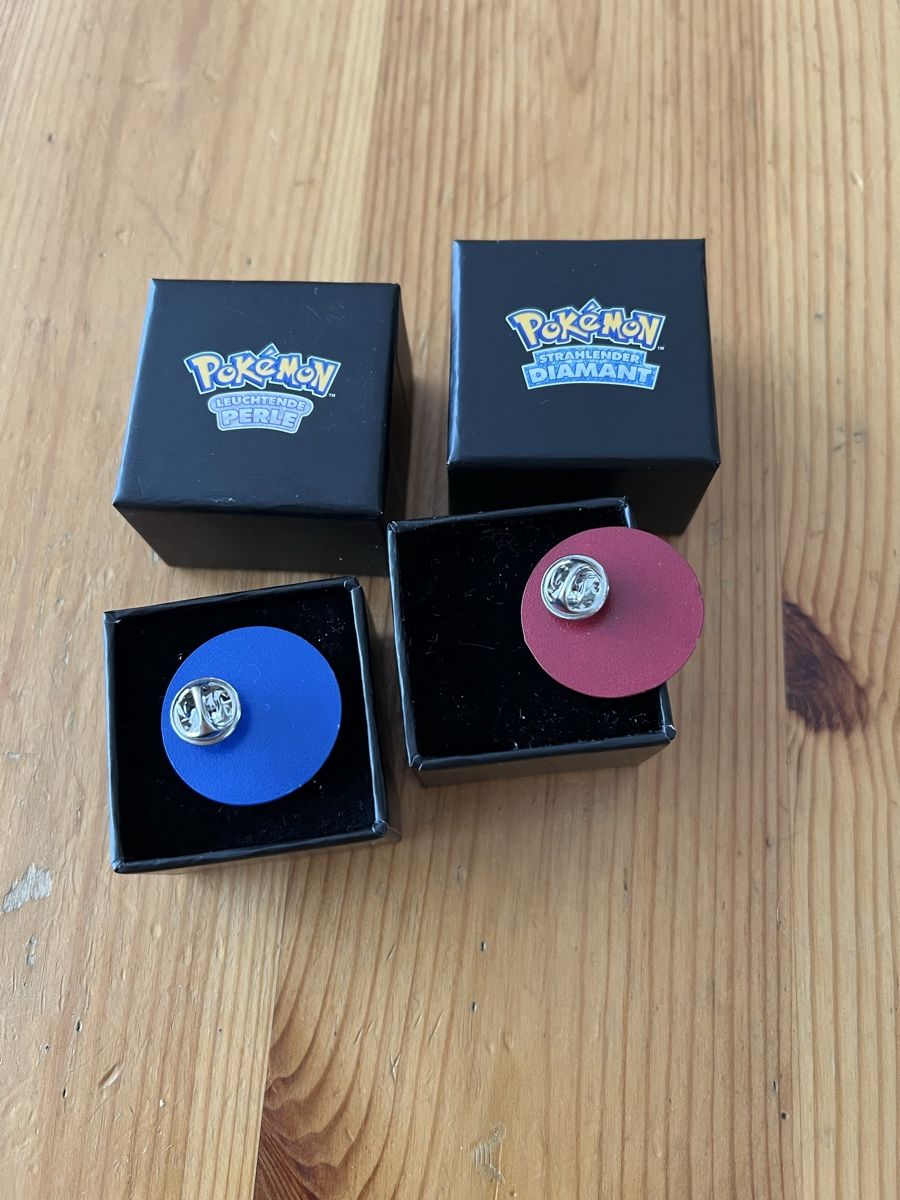 Pokémon Plaketten & Abzeichen: 2 Pin Pokémon Perle und Diamant Durchmesser ca. 3cm – Neu (gemäss Beschreibung) aus Basel von veralt 1