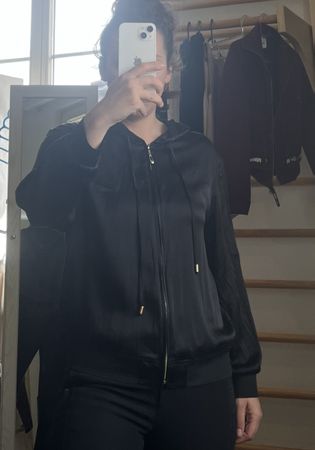 Schwarz Jacke 100 % Seide mit Kapuze (Gr. S) – schöner Glanz