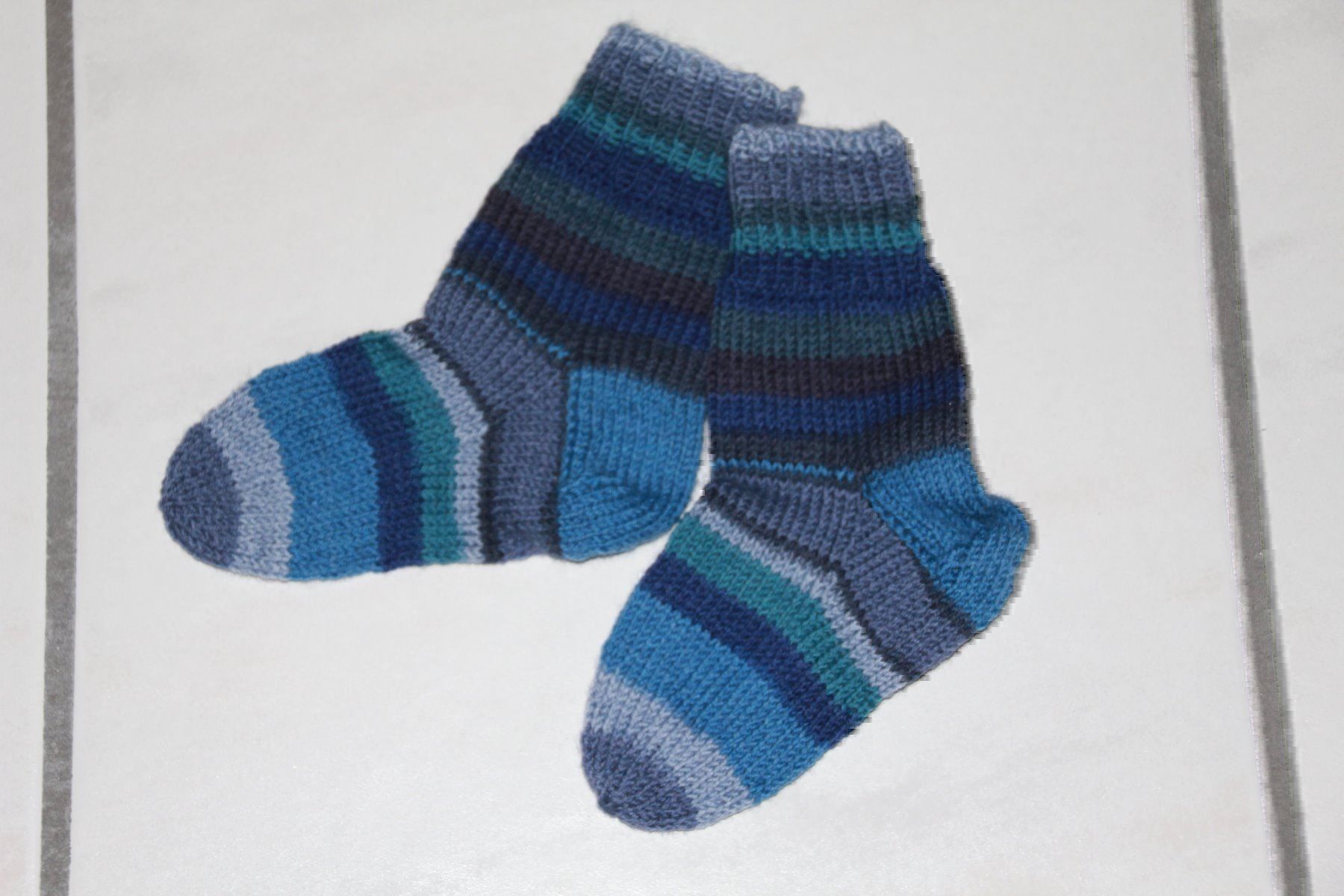 Calze per bambini: Handgestrickte Kindersocken Grösse 24/25 – Nuovo e nell'imballaggio originale da Wallenwil venduto da Sahron