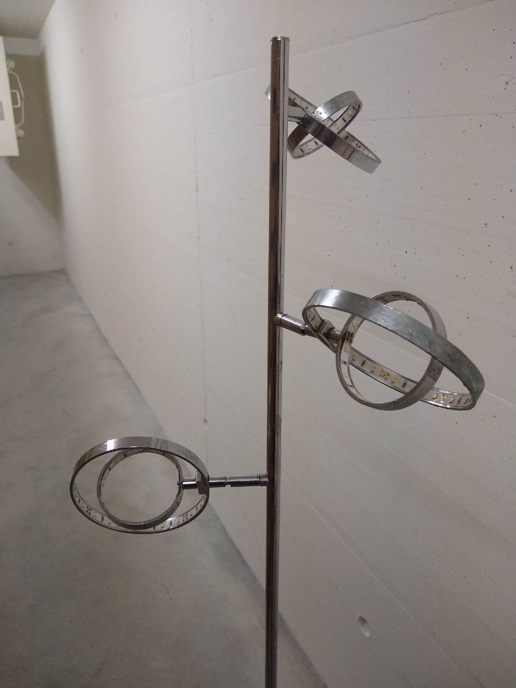 Lampade: Modern Chrome Floor Lamp with LED Rings - 1 ring broken – Usato da Dübendorf venduto da rol_fm6d 1
