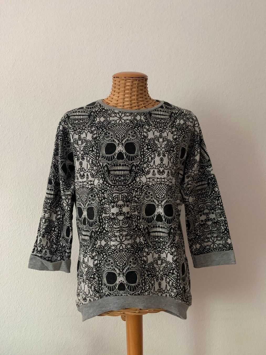 Pullover & Sweatshirts: TOPSHOP - Pullover mit Totenköpfen 34 – Gebraucht aus Zürich von Diazaio