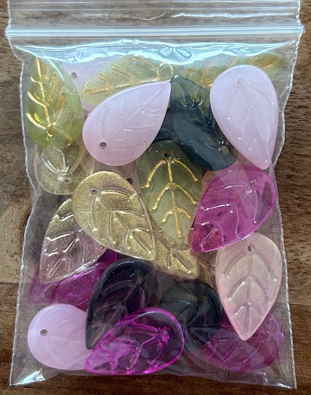 Perle (finte): Glasperlen Blätterform, 25 Stück, verschiedene Farben – Nuovo e nell'imballaggio originale da Geneve venduto da vane267