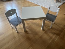 Kindertisch mit Stühlen